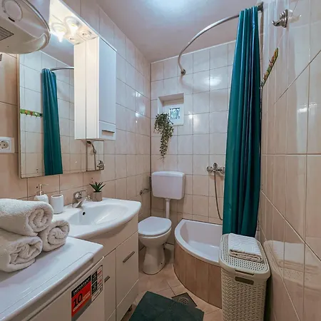 Ag Residence, Old Apartment Split