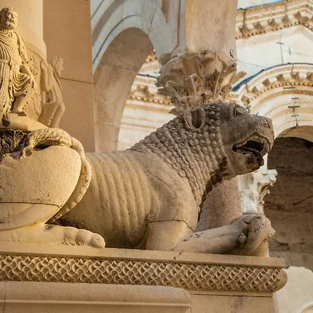 Ag Residence, Old Split